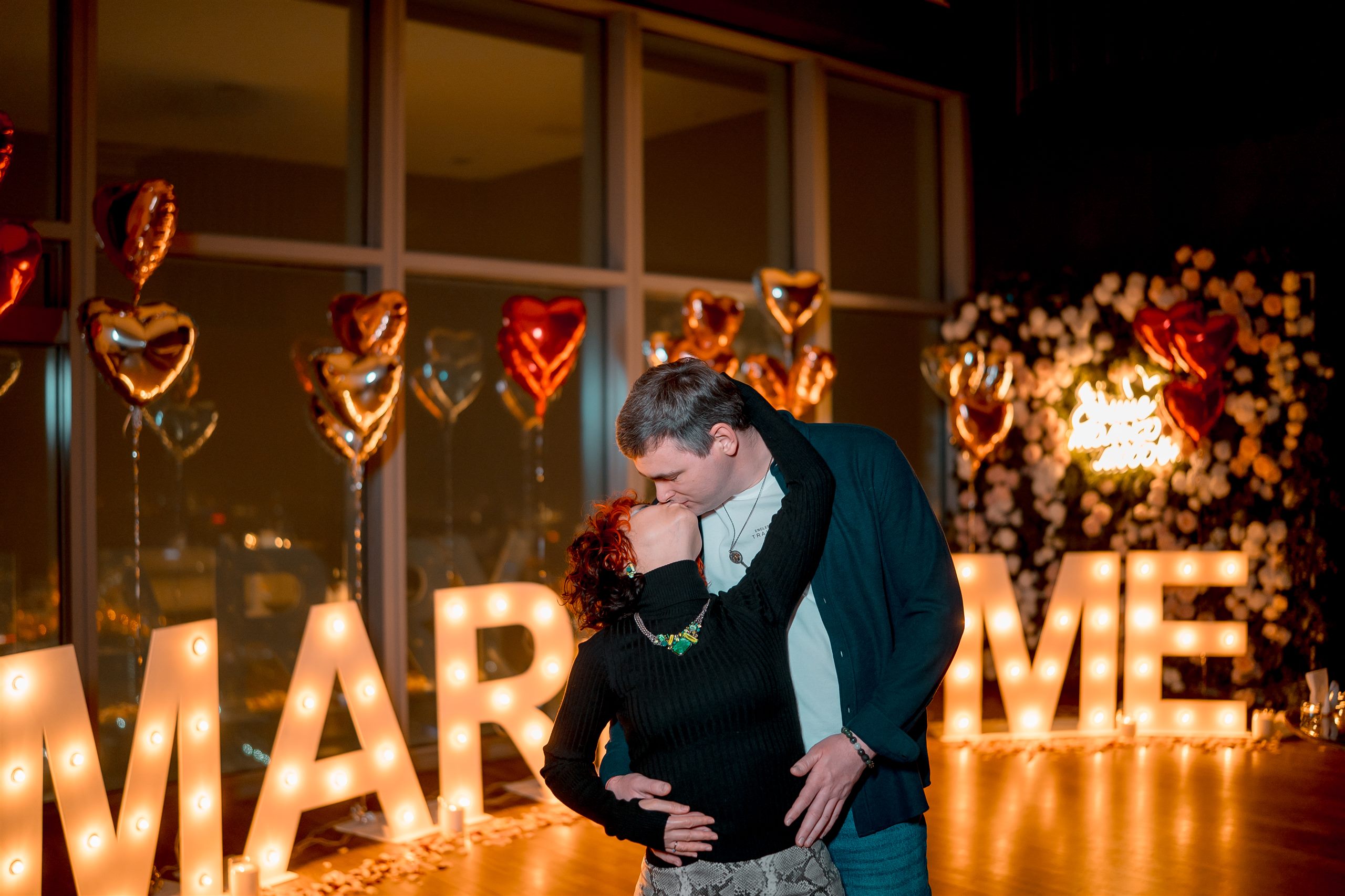 Наш поцелуй на фоне светящихся букв MARRY ME